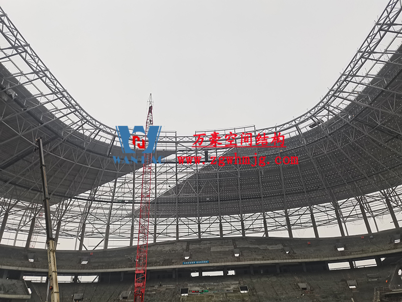 重慶龍興足球場(chǎng)ETFE屋面膜結(jié)構(gòu)工程屋面鋼結(jié)構(gòu)完成，膜結(jié)構(gòu)安裝中