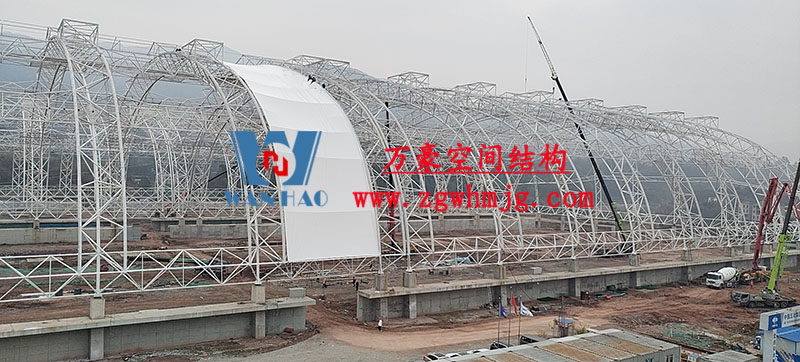 四川高興煤炭儲備基地建設項目鋼結構接近尾聲，膜結構開始安裝