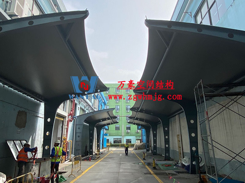 膜結(jié)構(gòu)車棚定做哪里好？膜結(jié)構(gòu)生產(chǎn)廠家哪家好？