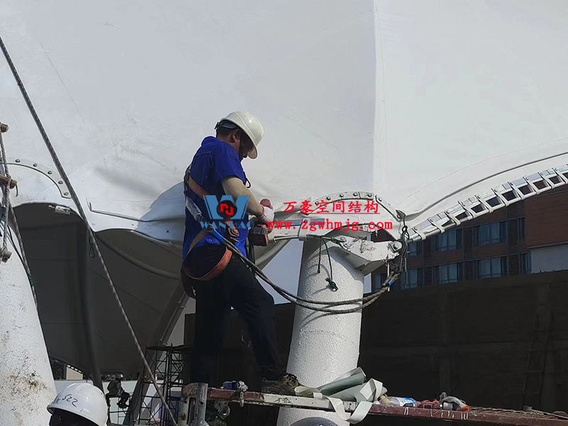 寧波諾丁漢大學室外運動場地改擴建項目膜結(jié)構(gòu)工程膜結(jié)構(gòu)安裝中