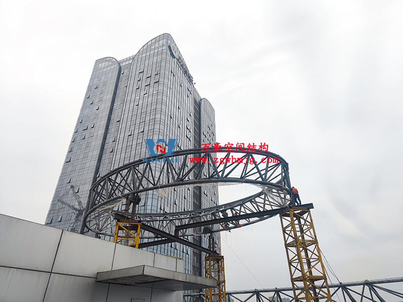 明宇廣場6號地塊商業（萬達廣場）改造項目鋼膜結構ETFE蓋頂天幕工程進入鋼結構吊裝階段