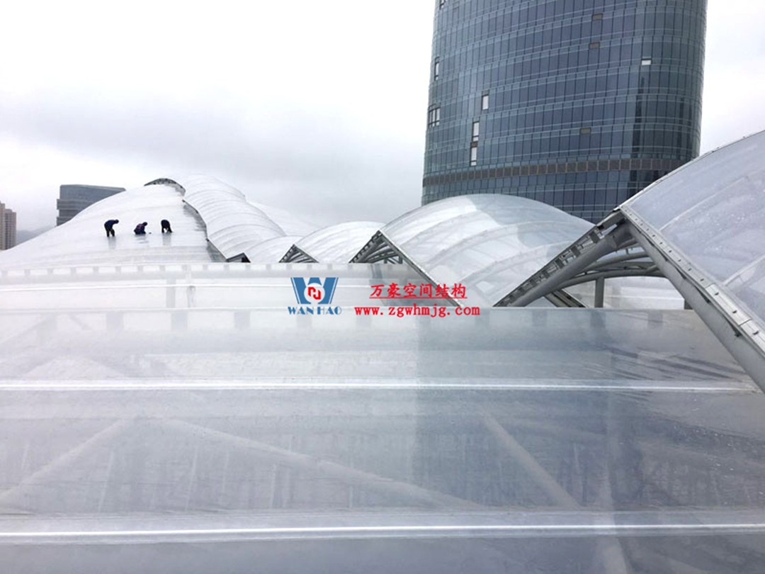 遵義高鐵新城上的一條鋼膜結構“長龍”