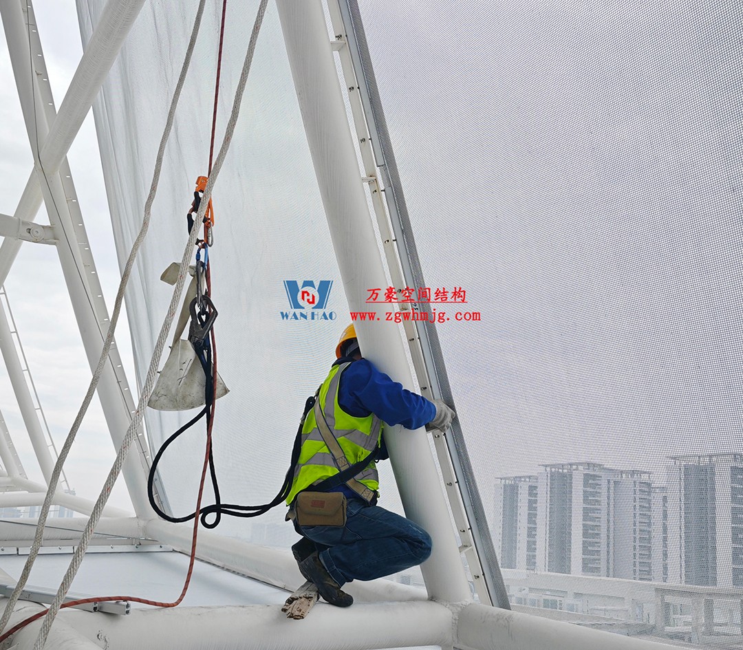 聚焦工程高質量建設，這個網格織物幕墻正在施工安裝中