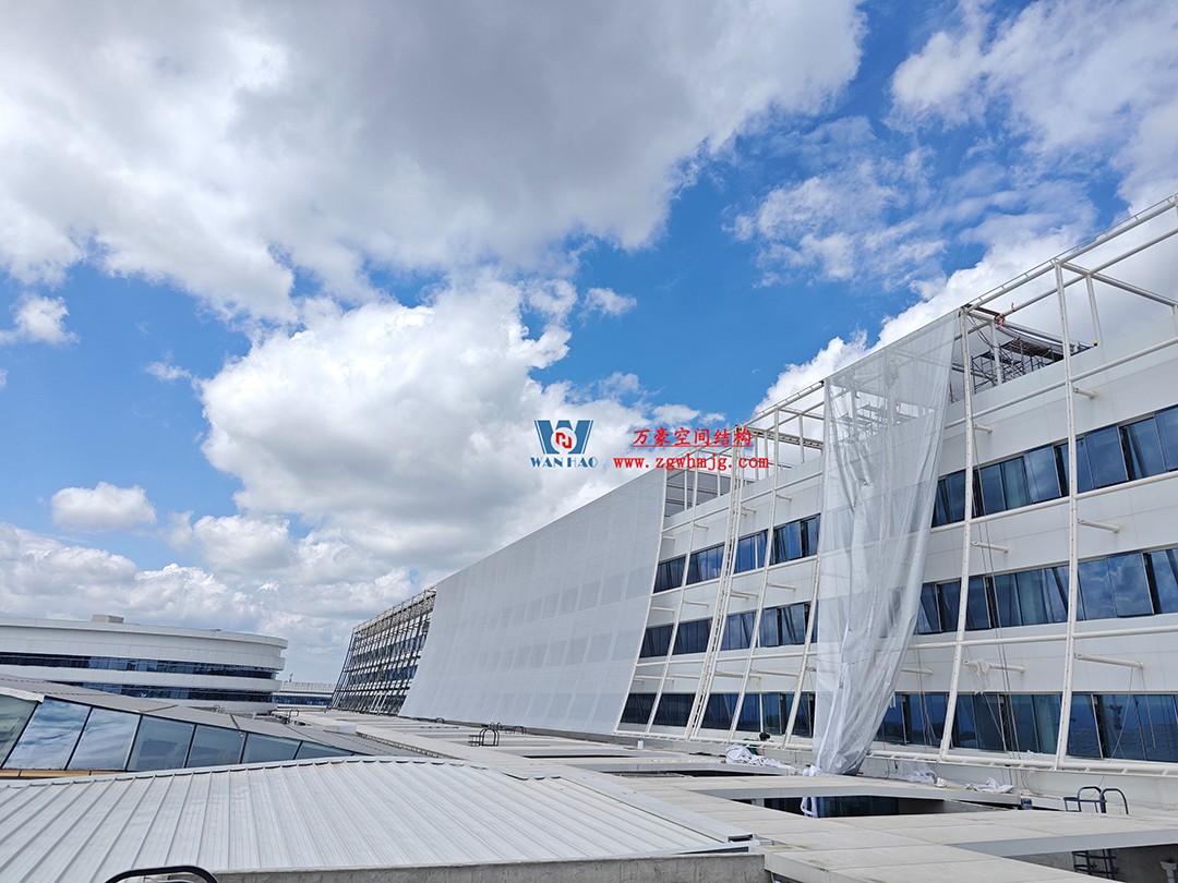 聚焦工程高質量建設，這個網格織物幕墻正在施工安裝中