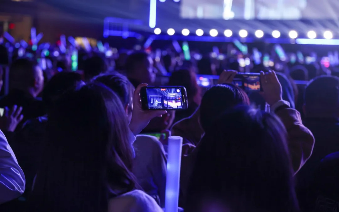 平陽(yáng)體育中心群星演唱會(huì)！超萬(wàn)人圍觀，現(xiàn)場(chǎng)火爆High唱！