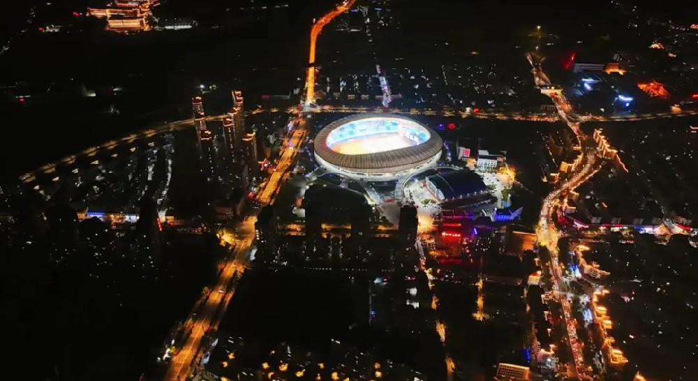 平陽體育中心群星演唱會！超萬人圍觀，現場火爆High唱！