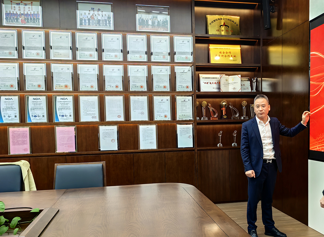 中國鋼結(jié)構(gòu)協(xié)會空間結(jié)構(gòu)分會領(lǐng)導專家一行蒞臨萬豪考察指導工作