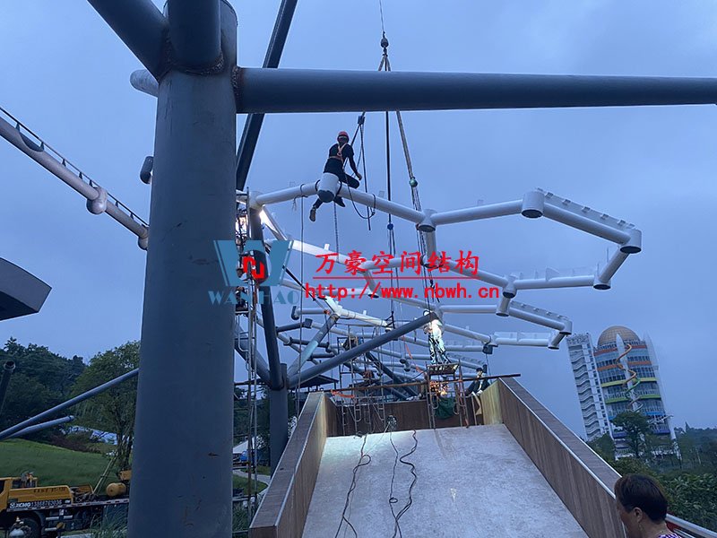 樂清鐵定溜溜樂園膜結構工程商業街網殼吊裝中