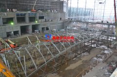 國內最大單體反吊膜結構火熱拼裝、吊裝中