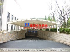 地下車(chē)庫(kù)雨棚什么材料好？膜結(jié)構(gòu)為什么是地下車(chē)庫(kù)雨棚材料的優(yōu)先選擇？