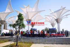 東莞龍舟廣場網格覆膜景觀膜結構近照欣賞